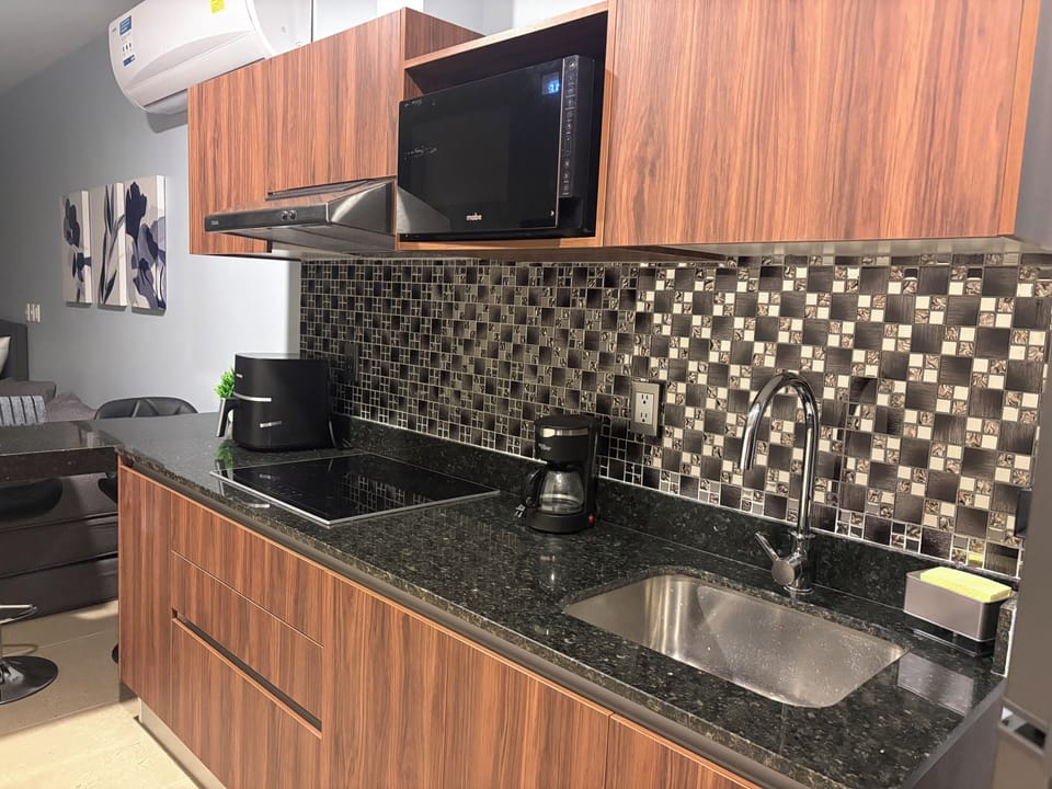 Premium Loft con espectaculares vistas super equipado | Private kitchen | Full-size fridge, microwave, stovetop, cookware/dishes/utensils