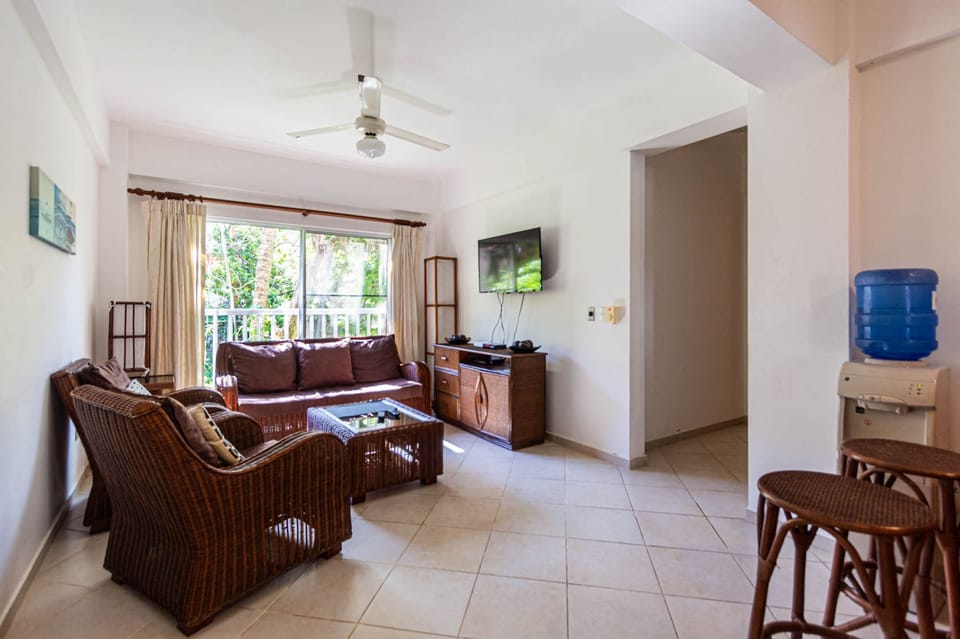 Apartment, 2 Bedrooms, Balcony, Garden View | Living room