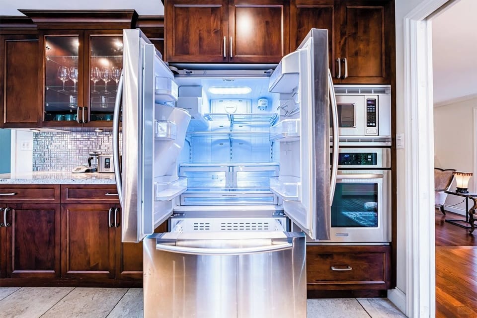 Full-size fridge, microwave, oven, stovetop