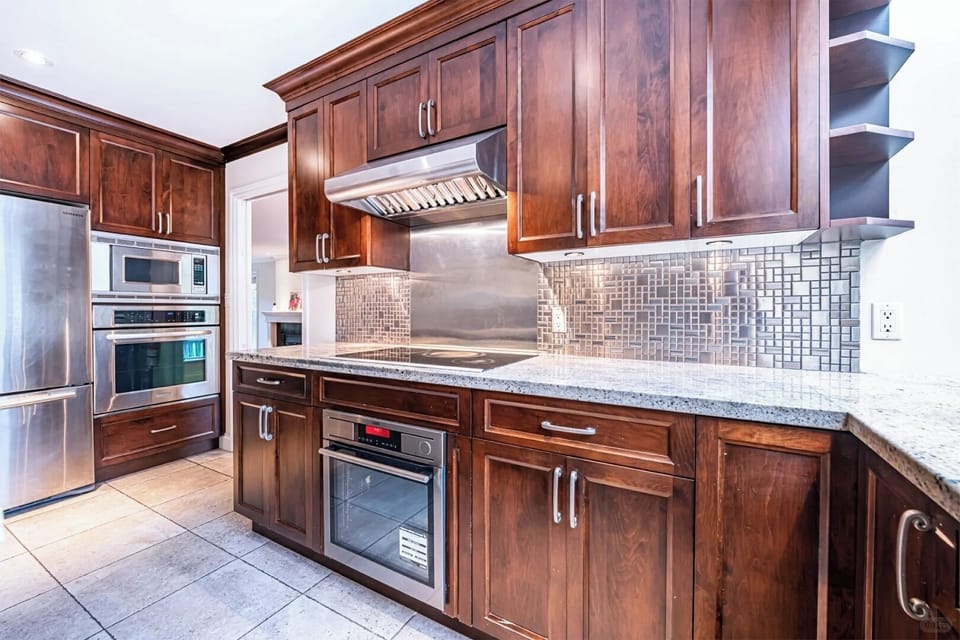 Full-size fridge, microwave, oven, stovetop