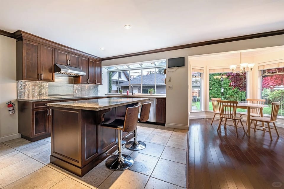 Full-size fridge, microwave, oven, stovetop