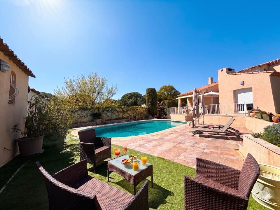 jardin avec vu sur la piscine
