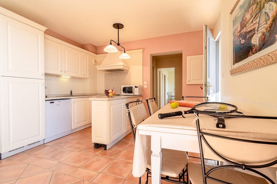 A bright, fully equipped kitchen with a dining table — perfect for leisurely Provençal breakfasts.