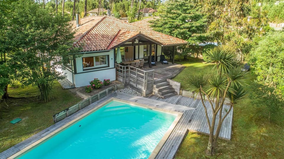 A private pool, a verdant garden, and the Landes pines right at your doorstep.