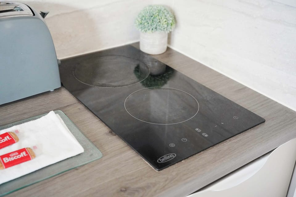 Designed for convenience, the studio’s kitchenette includes a stove, microwave, kettle, cookware, crockery, and utensils. Whether you’re making a quick snack or light meal, it offers everything needed for an easy self-catering stay.