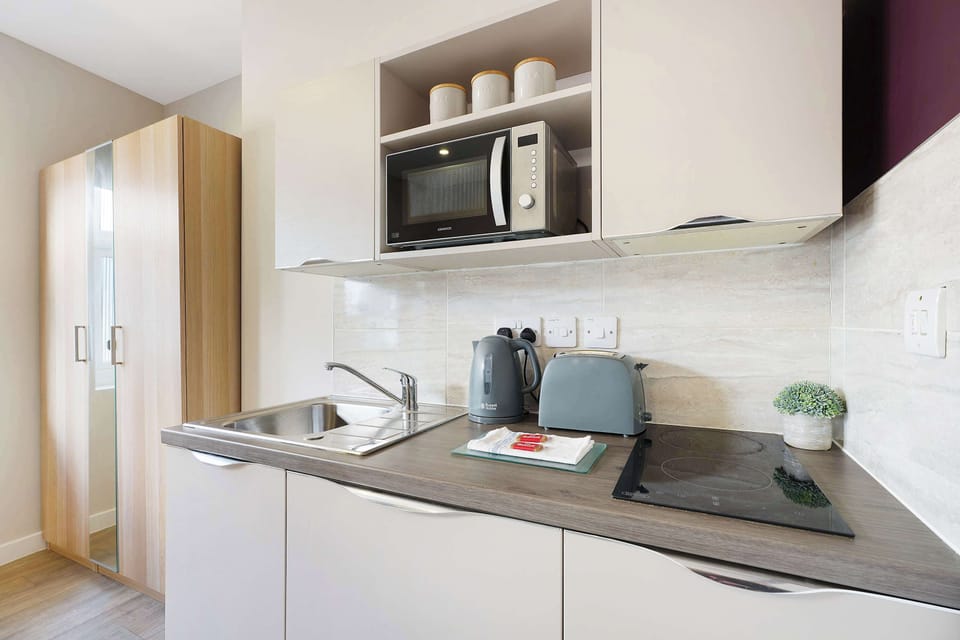 The studio’s well-equipped kitchenette has everything needed for a convenient self-catering stay, including a stove, microwave, kettle, cookware, crockery, and utensils. Ideal for preparing light meals, snacks, and hot drinks.