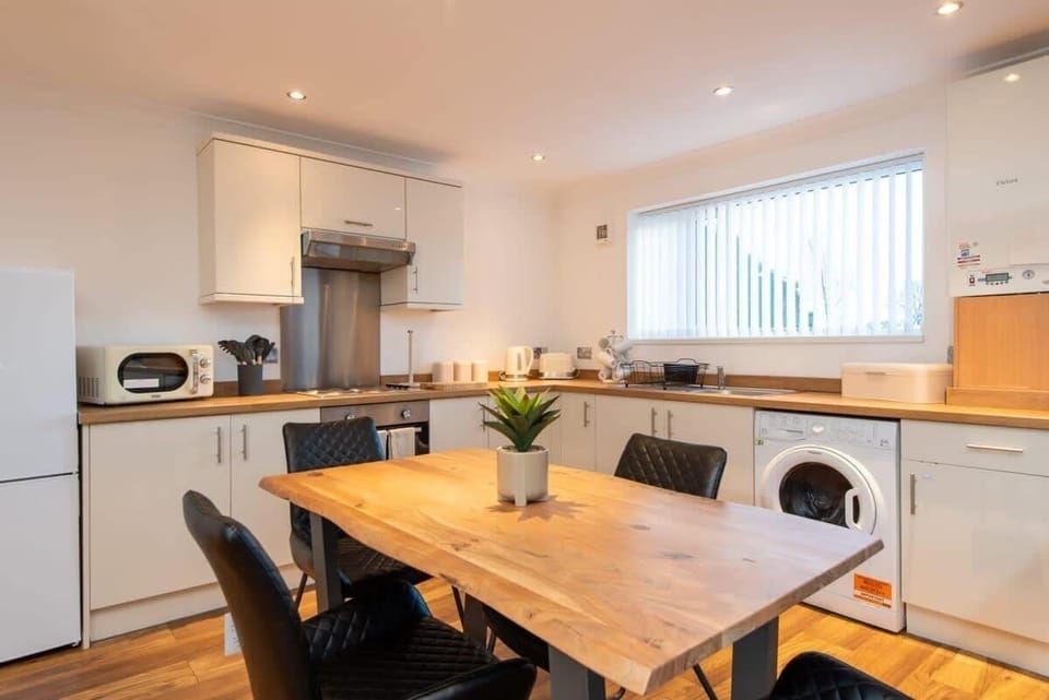 Family-friendly kitchen oasis equipped with all essentials, including a washer & dryer, oven, fridge and full cookware set. Plus a 4 seater dining table for enjoyable dinner. 