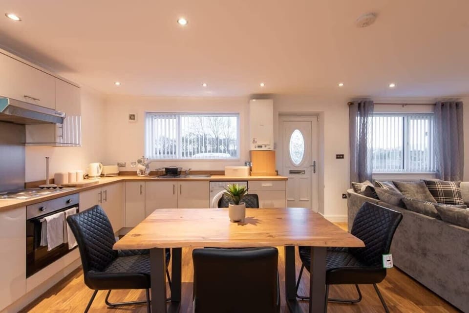 The open-plan living room, dining area and kitchen benefit from a SMART TV, a 4-seater dining table and a plenty of space to sit down and relax. 