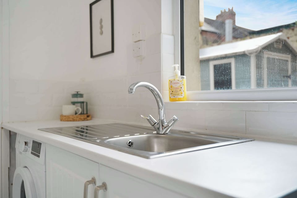 Designed for convenience, this kitchen includes a standalone oven and hob, built-in fridge freezer, and washing machine. The efficient layout supports both short visits and extended stays.