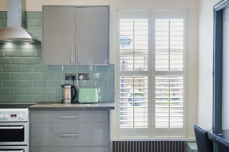 Designed for hassle-free self-catering, the kitchen includes a washing machine, oven, microwave, air fryer, sink, and fridge freezer. A practical space that makes both short breaks and extended stays more comfortable.