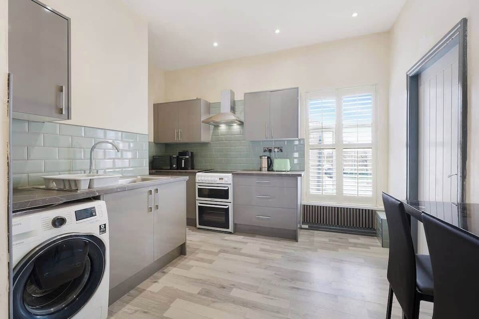 Prepare meals with ease in this practical kitchen featuring an oven, microwave, air fryer, fridge freezer, sink, and washing machine. Whether you're staying for a few days or longer, you'll have the essentials needed for a comfortable stay.