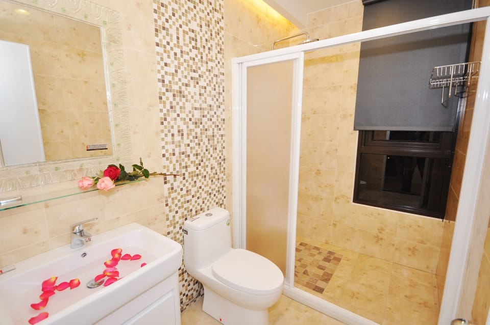 Premier Double Room | Bathroom | Shower, rainfall showerhead, free toiletries, hair dryer