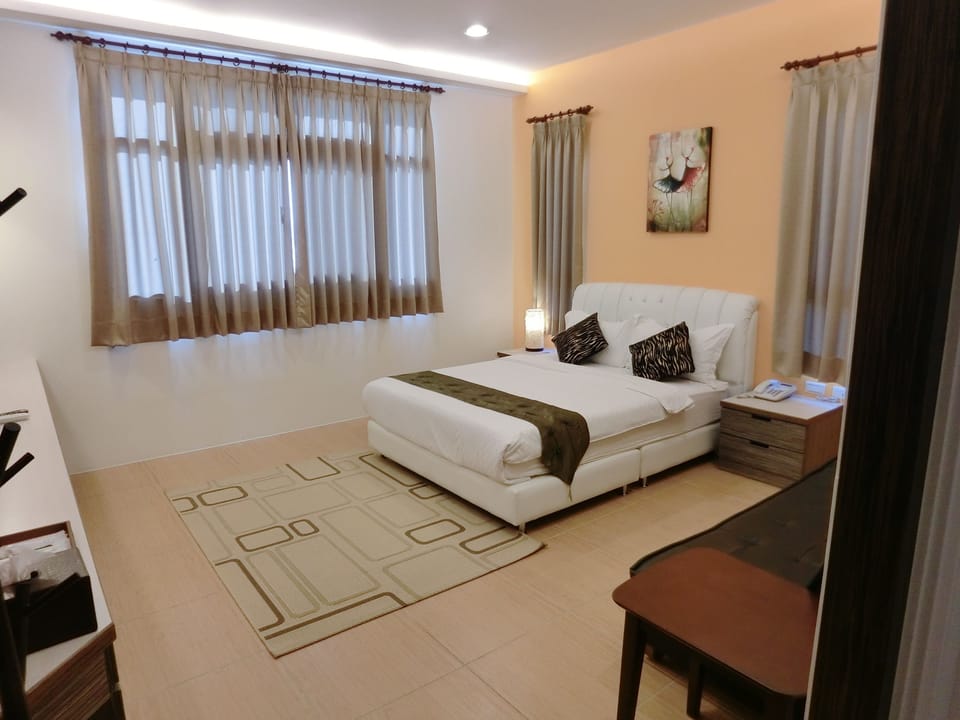 Premier Double Room | Desk, rollaway beds, free WiFi