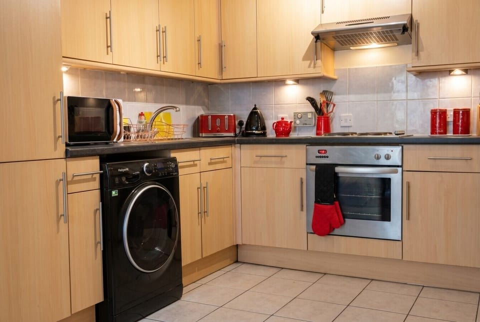 Fully equipped kitchen with oven, hob and washing machine.