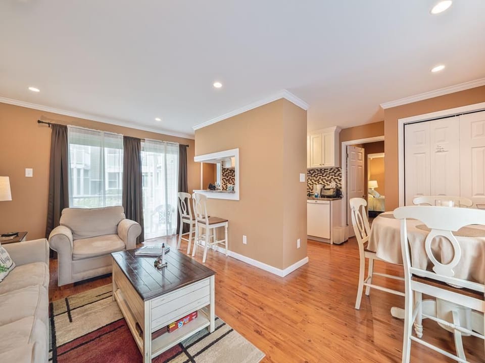 Experience coastal living in this open layout, connecting comfort with a welcoming vibe.