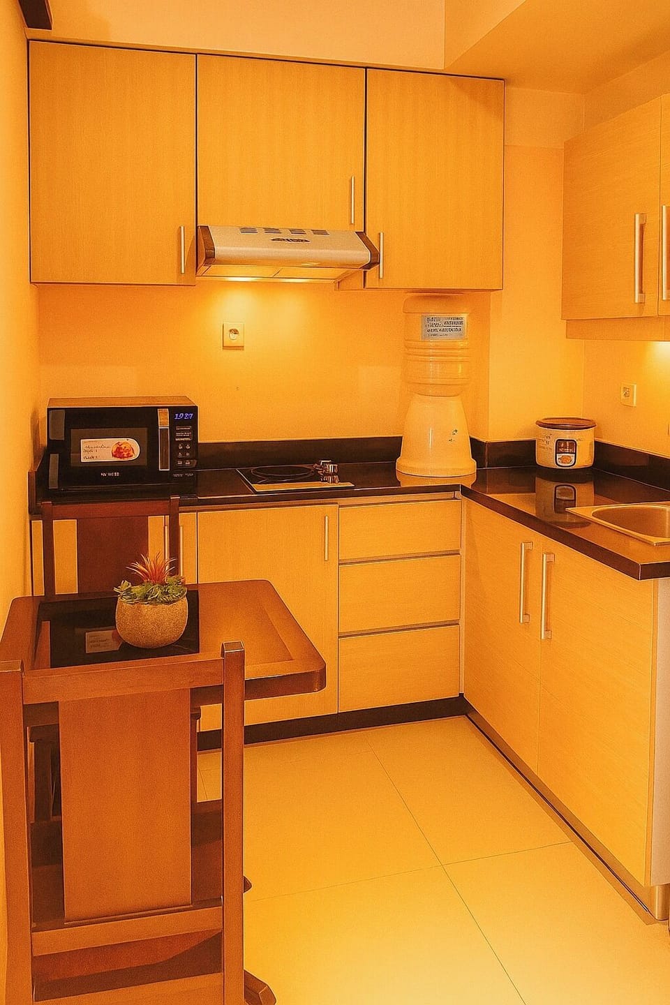 Family Condo, 1 Queen Bed, Balcony, City View | Private kitchen
