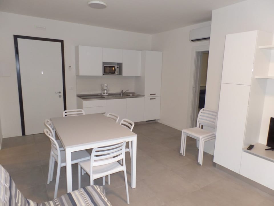 Apartment, 3 Bedrooms | Dining room