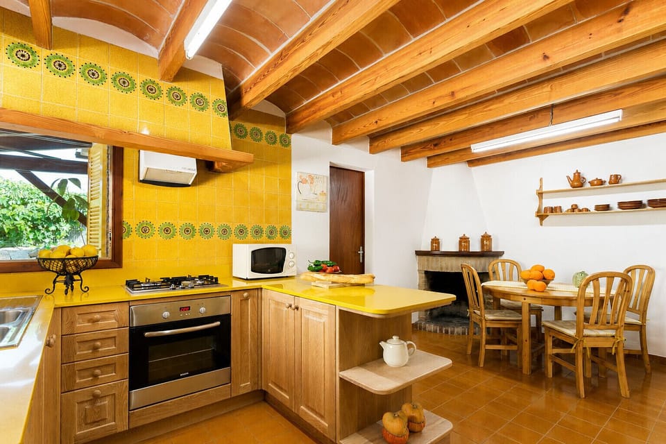 Villa Gorgs Petit in Pollensa with spacious Mallorcan style kitchen, integrated dining area and cozy spaces for an authentic holiday in Mallorca.
