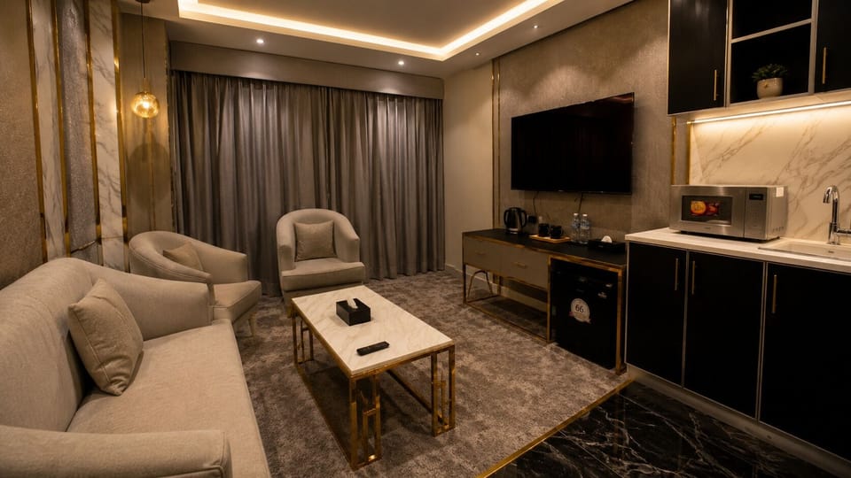 Deluxe Room | Hypo-allergenic bedding available, pillowtop beds, in-room safe