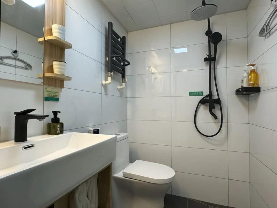 Superior Double Room (高级大床房) | Bathroom | Shower, rainfall showerhead, free toiletries, hair dryer