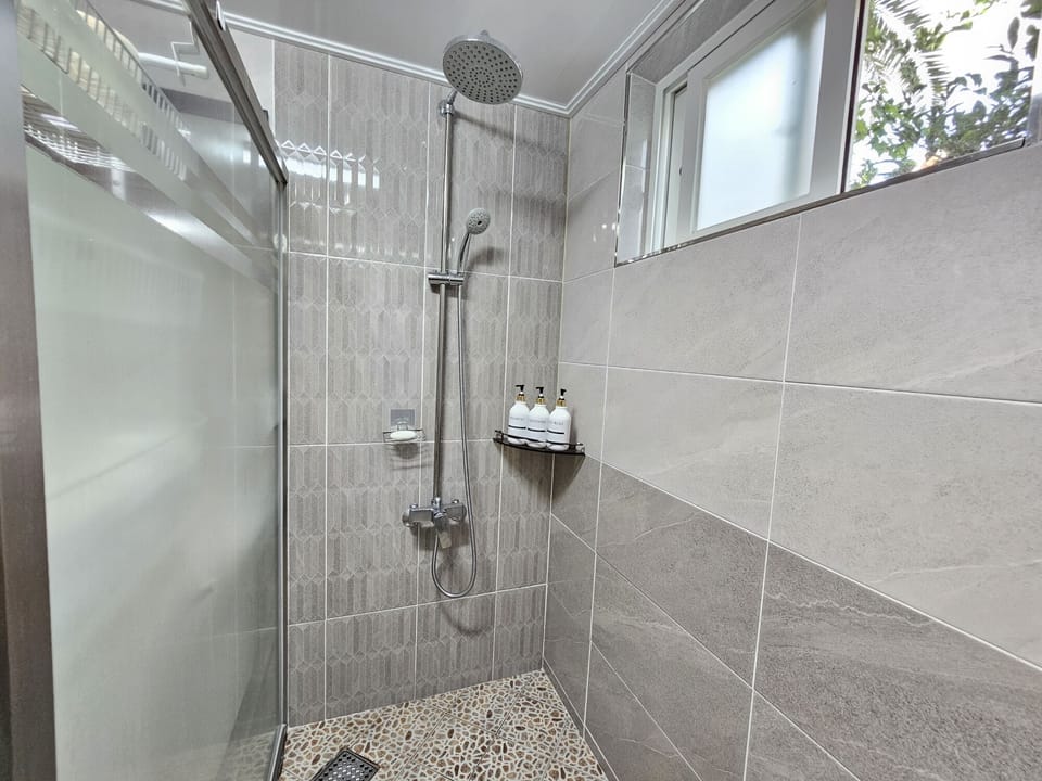 Duplex | Bathroom | Shower, free toiletries, hair dryer, towels