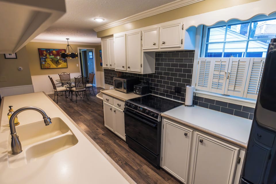 Full-size fridge, microwave, oven, stovetop
