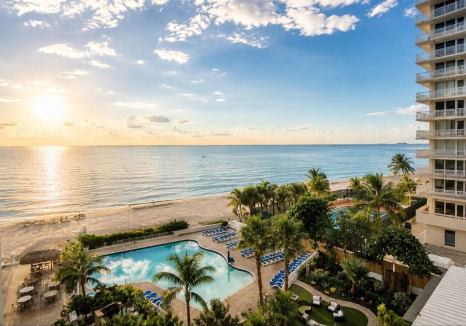 Pool on the beach! Right downstairs