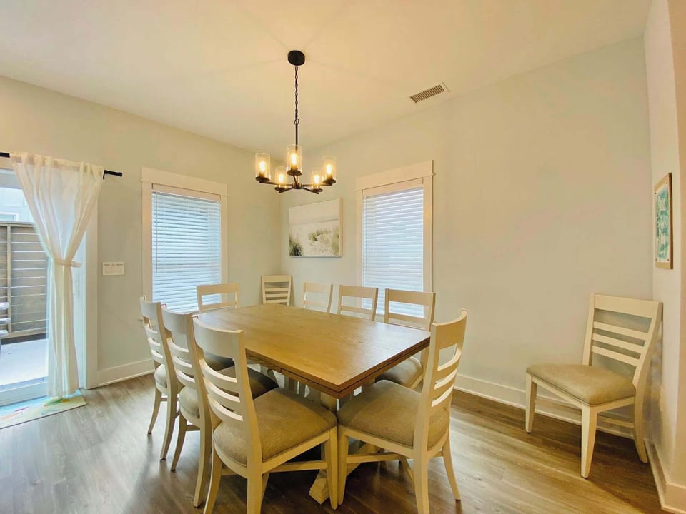 Dining Area (Seats 8)