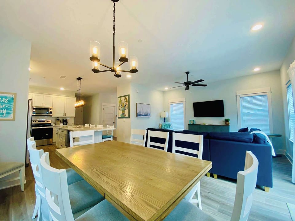 Dining Area (Seats 8) w/ Living Area