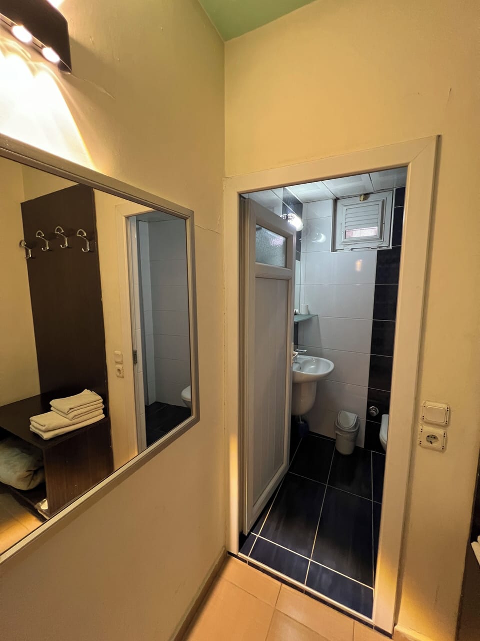 Double Room | Bathroom | Shower, free toiletries, hair dryer, slippers
