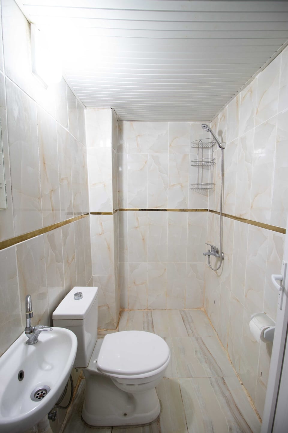 Classic Double or Twin Room, Private Bathroom | Bathroom | Shower, free toiletries, slippers, towels