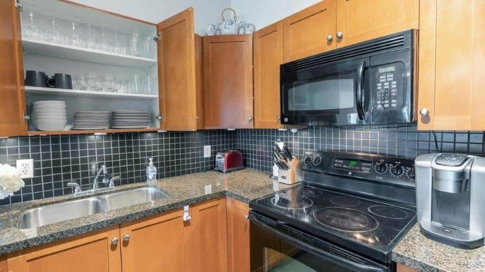 2306 Fully Stocked Kitchen