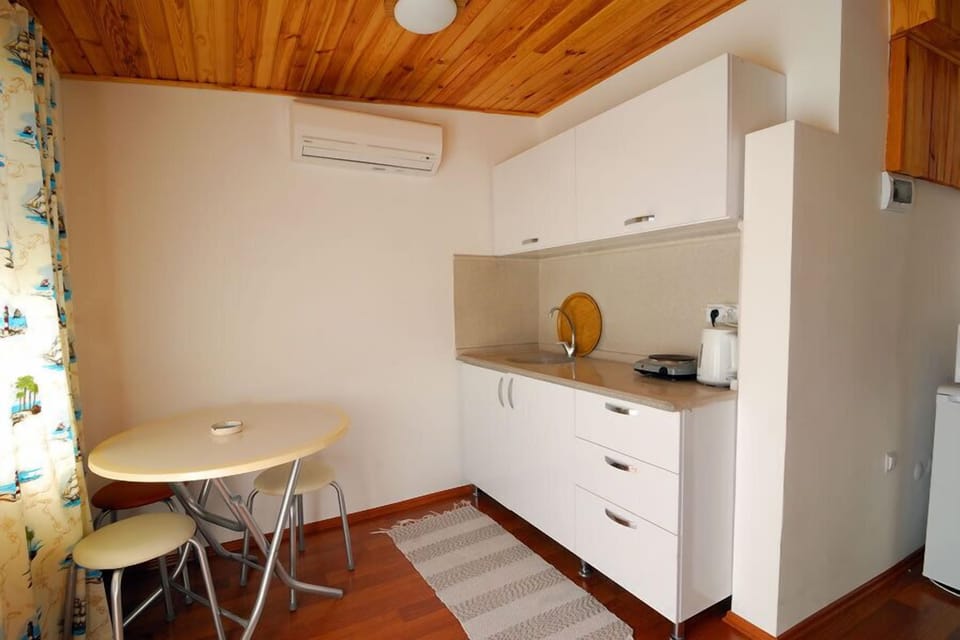 Suite | Private kitchenette | Electric kettle