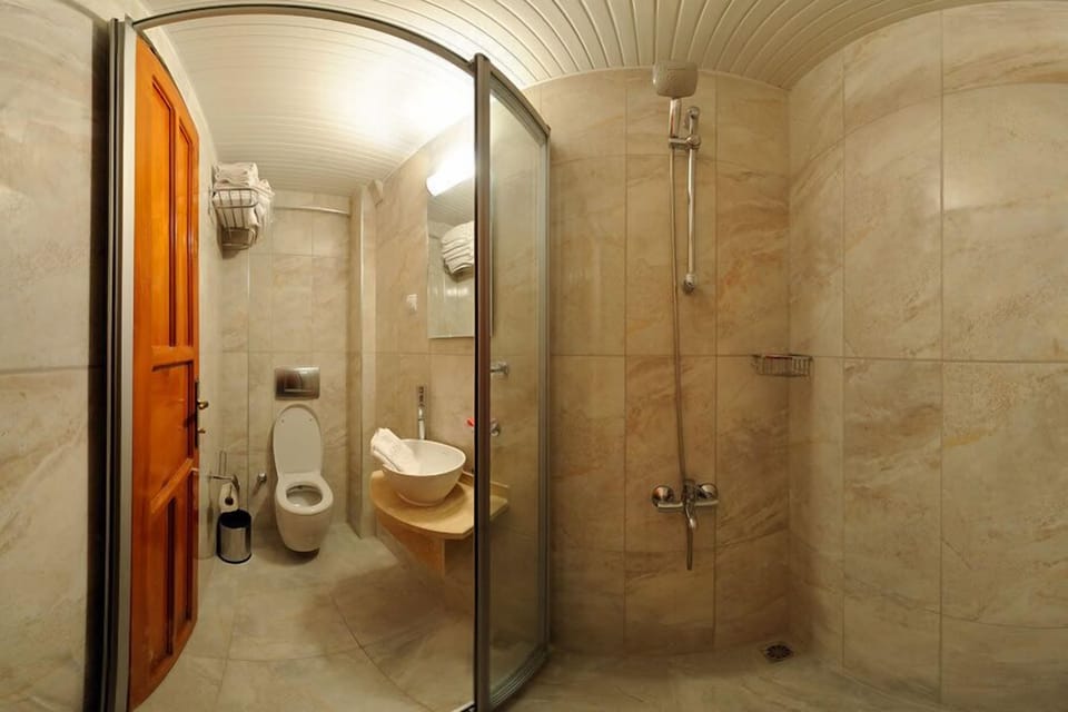 Family Room | Bathroom | Shower, free toiletries, hair dryer, slippers