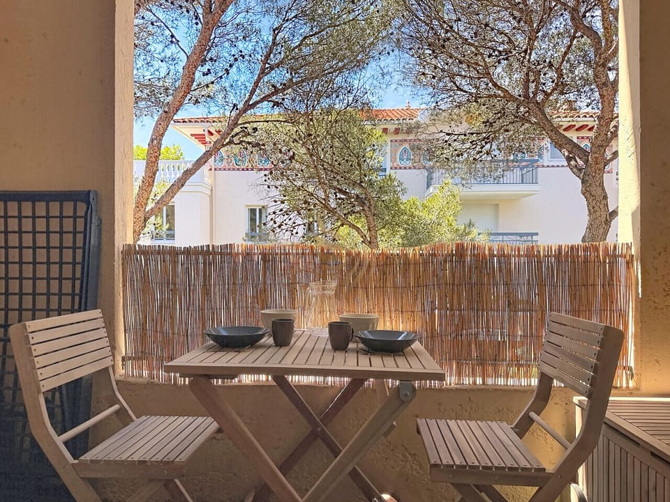 Matin ensoleillé: une carafe fraîche sur la table en bois, deux bols prêts et le chant des pins. Prenez votre café ici, face aux mosaïques colorées de l`immeuble voisin, pour un réveil tranquille à deux.