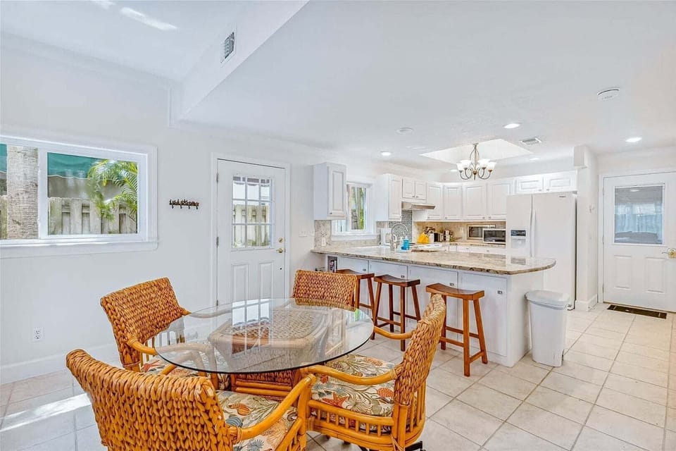 Villa (3 Bedrooms) | Dining room
