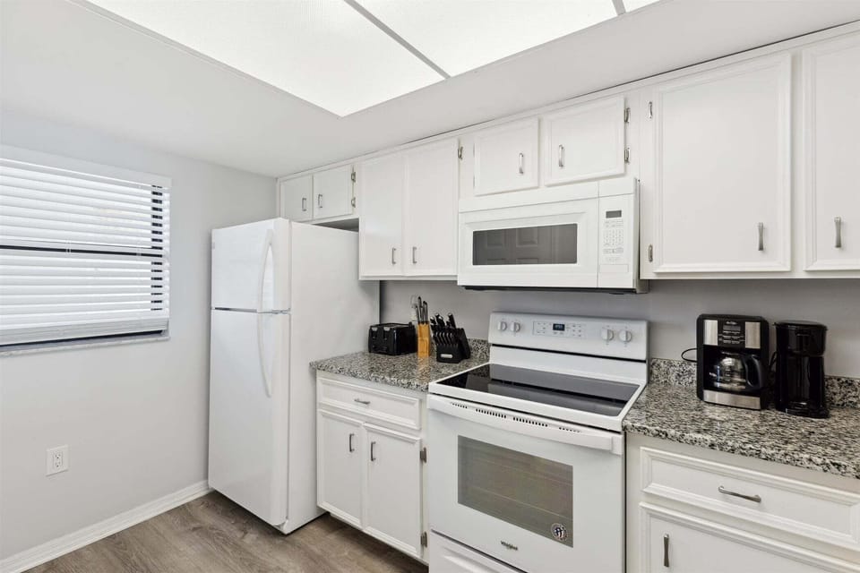Apartment (2 Bedrooms) | Private kitchen | Fridge, microwave, oven, stovetop