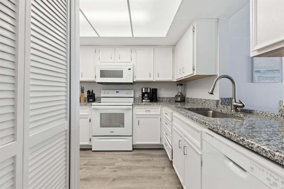 Apartment (2 Bedrooms) | Private kitchen | Fridge, microwave, oven, stovetop