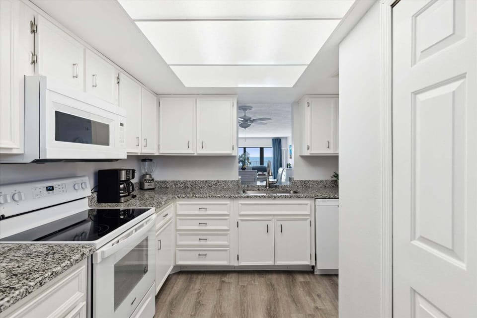 Apartment (2 Bedrooms) | Private kitchen | Fridge, microwave, oven, stovetop