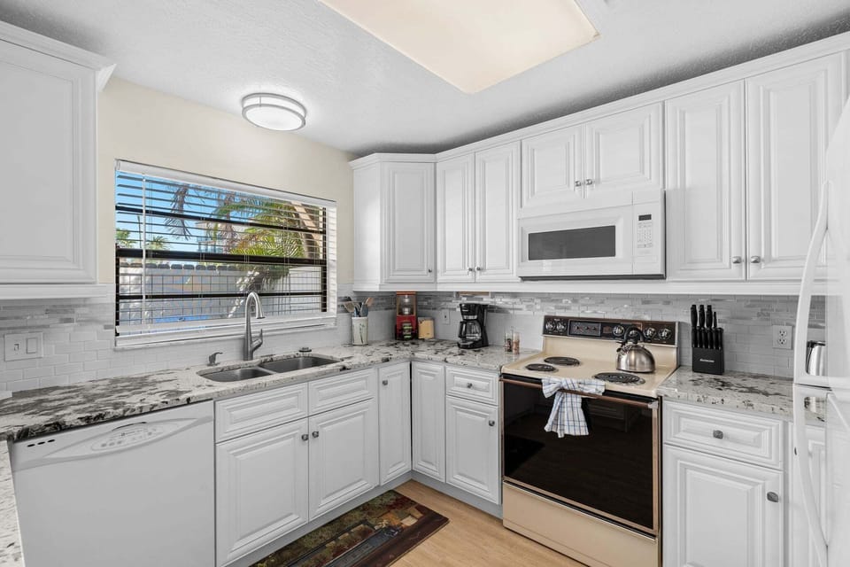 House (2 Bedrooms) | Private kitchen | Fridge, microwave, oven, stovetop