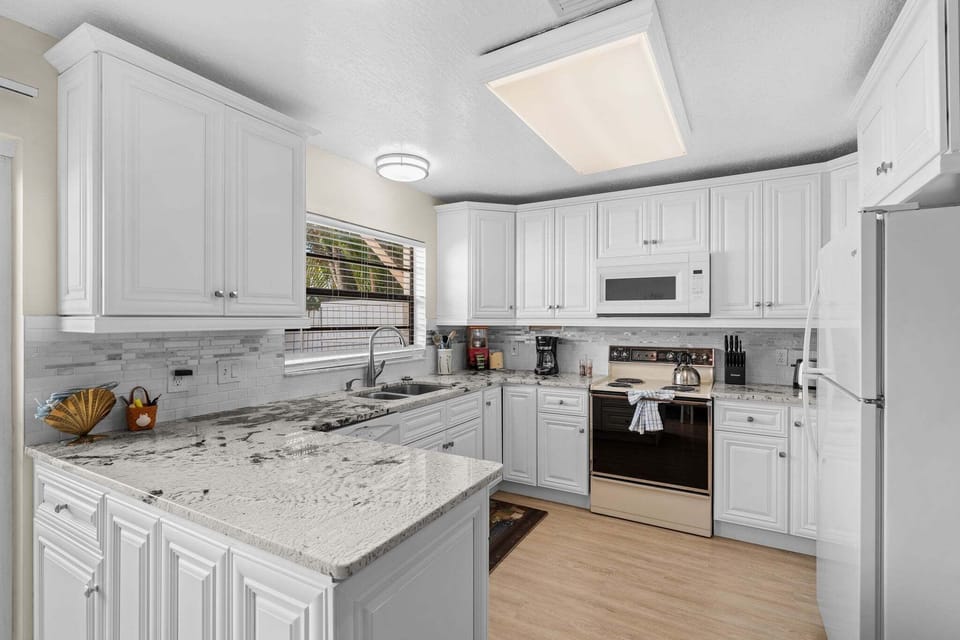 House (2 Bedrooms) | Private kitchen | Fridge, microwave, oven, stovetop