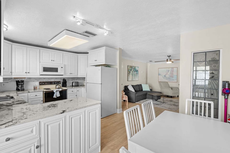 House (2 Bedrooms) | Dining room