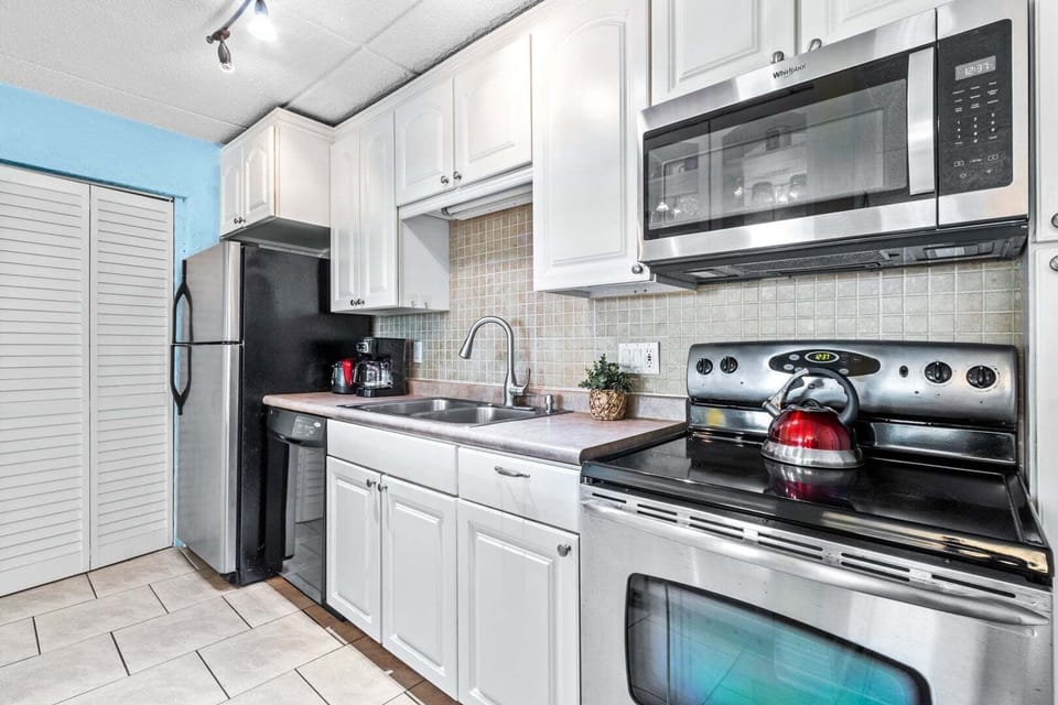 Apartment (2 Bedrooms) | Private kitchen | Fridge, microwave, oven, stovetop
