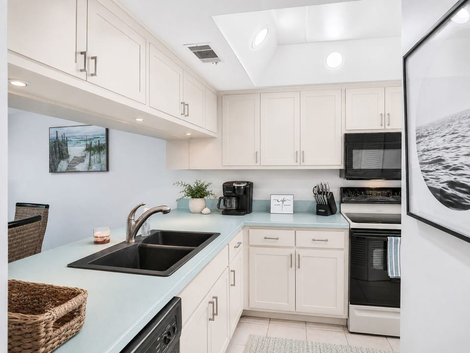 Apartment (2 Bedrooms) | Private kitchen | Fridge, microwave, oven, stovetop