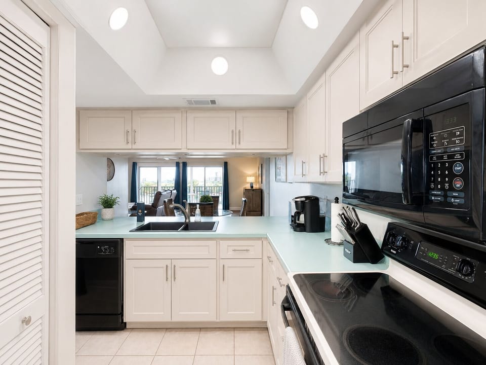 Apartment (2 Bedrooms) | Private kitchen | Fridge, microwave, oven, stovetop