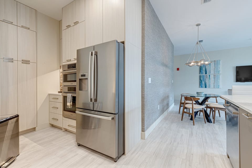 Apartment (4 Bedrooms) | Private kitchen | Fridge, microwave, oven, stovetop