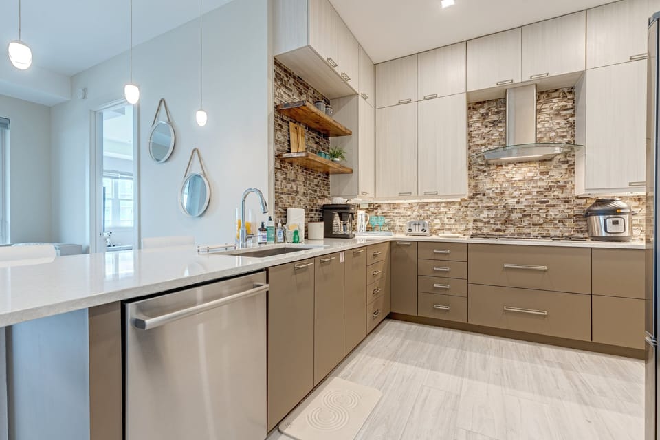 Apartment (4 Bedrooms) | Private kitchen | Fridge, microwave, oven, stovetop