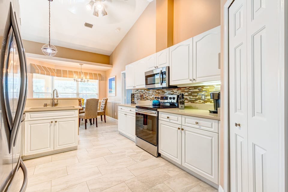 House (3 Bedrooms) | Private kitchen | Fridge, microwave, oven, stovetop