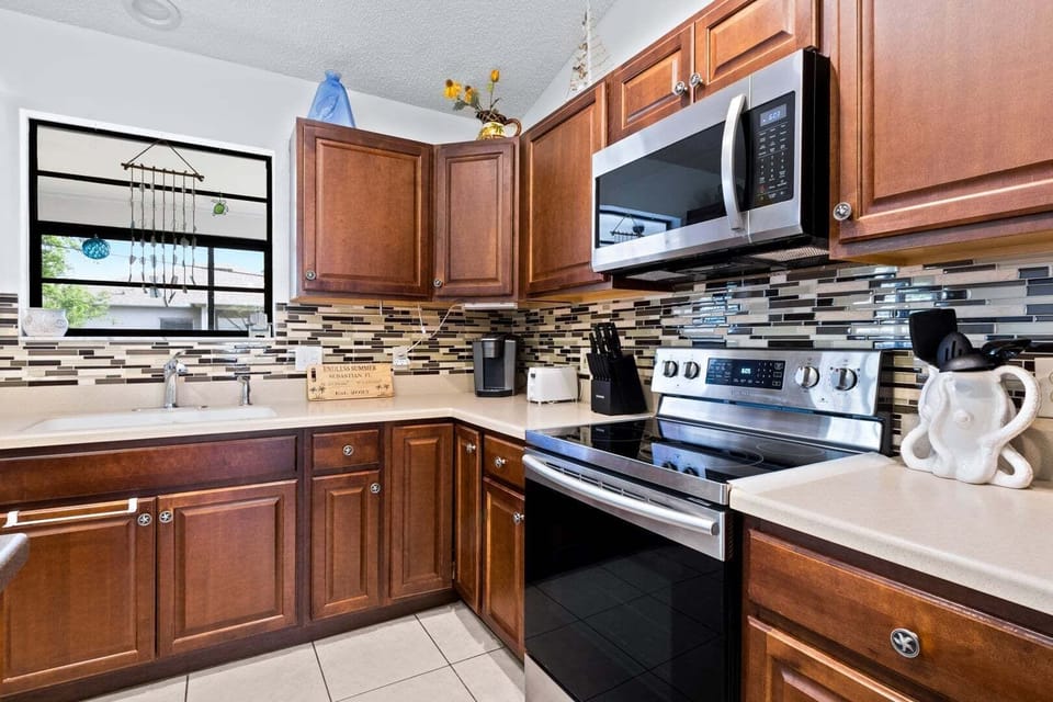 House (3 Bedrooms) | Private kitchen | Fridge, microwave, oven, stovetop