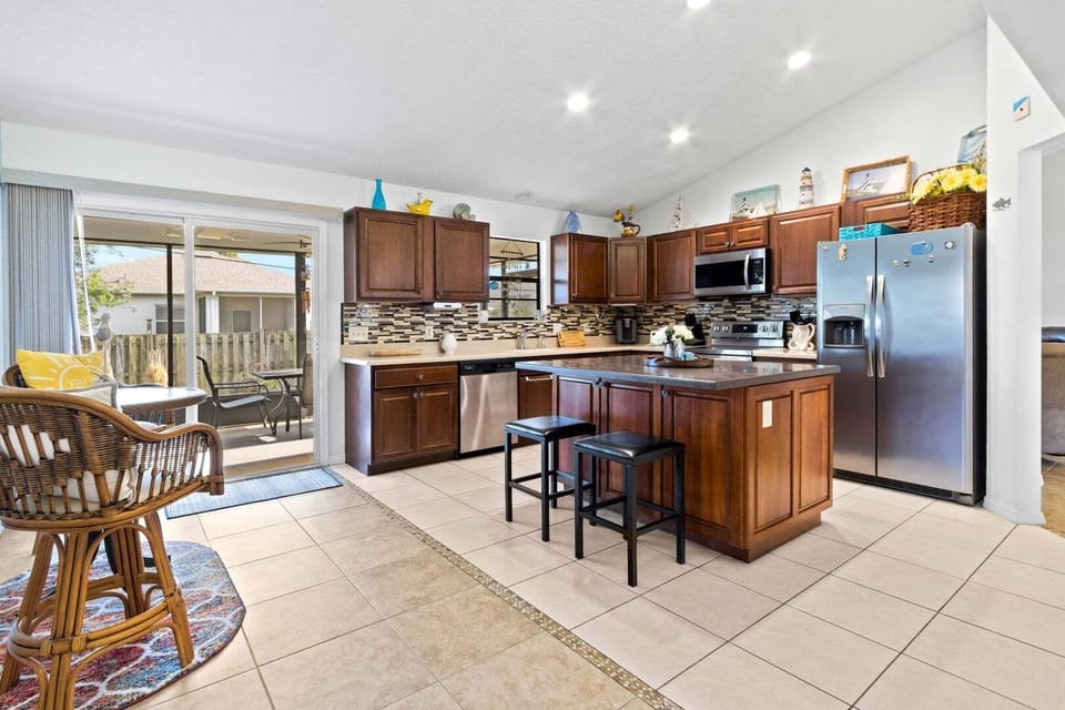 House (3 Bedrooms) | Private kitchen | Fridge, microwave, oven, stovetop